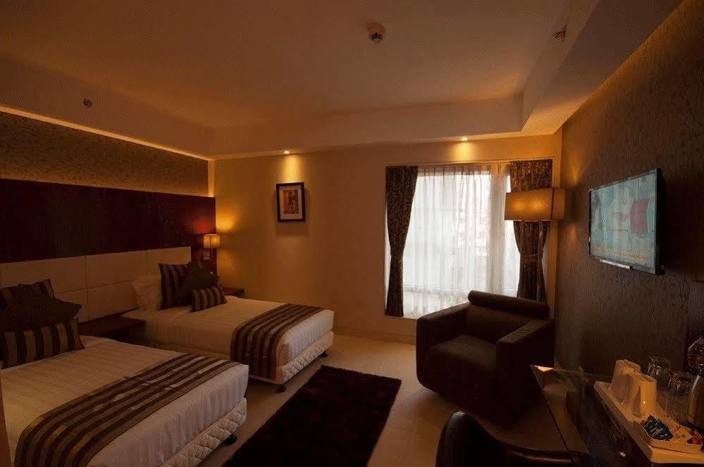 Celesta - Kolkata Hotel Buitenkant foto